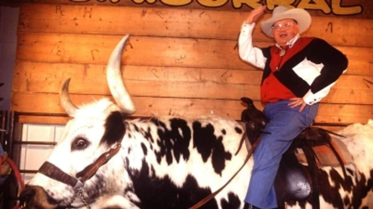 Nu al 1.050 euro: legendarische cowboyhoed Jean-Luc Dehaene wordt geveild voor De Warmste Week