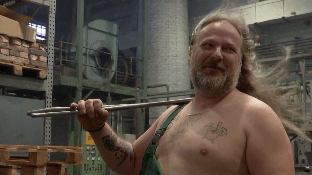 "Geen perfecte posterboys maar echte mensen": naaktkalender met Hongaarse metaalarbeiders blijkt hit