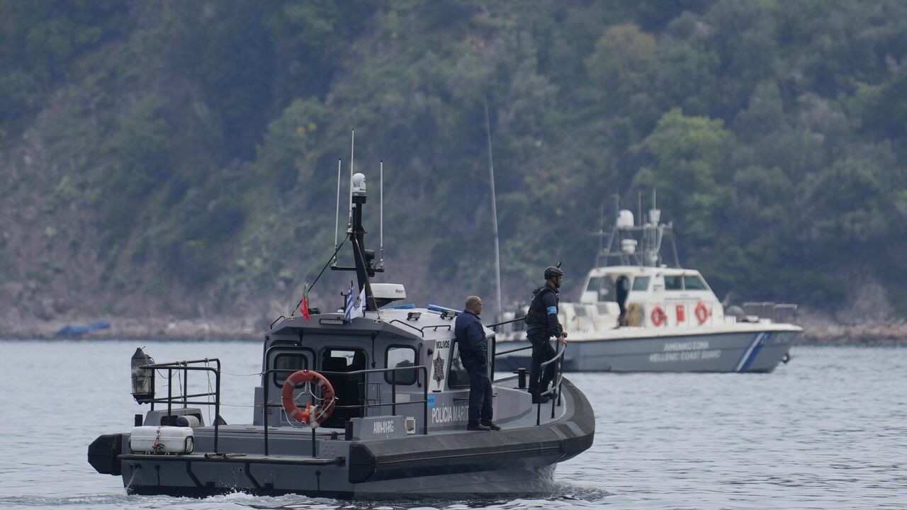 Griekse kustwacht ontdekt 18 doden op onbestuurbare vluchtelingenboot voor kust Kreta