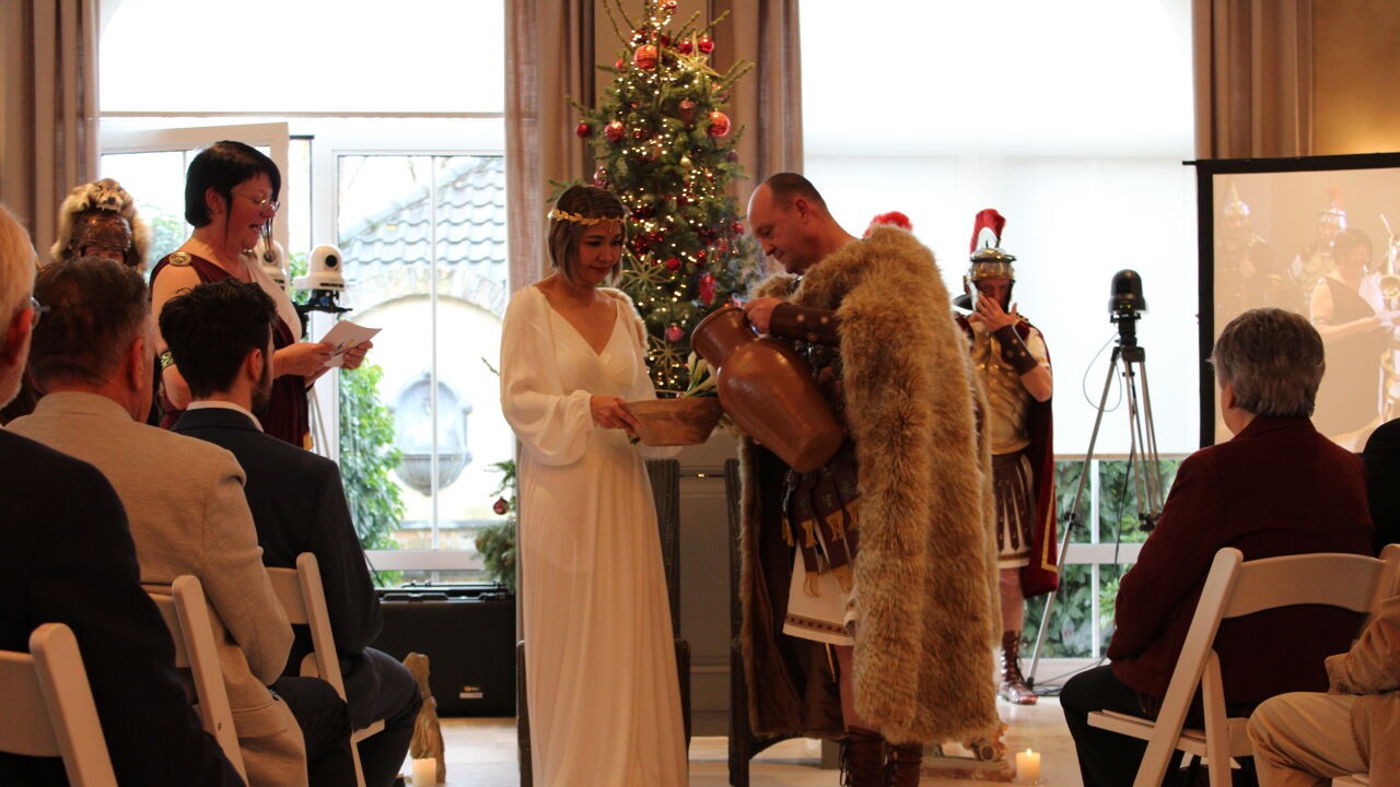 Luck (56) en Siony (48) trouwen zoals de oude Romeinen: "Met exact dezelfde kleding en exact dezelfde rituelen"