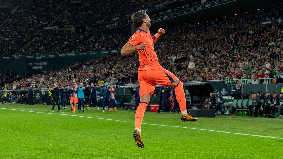 Ferran Torres begeleidt Barcelona met hattrick voorbij Real Betis in knotsgekke partij met 8 goals