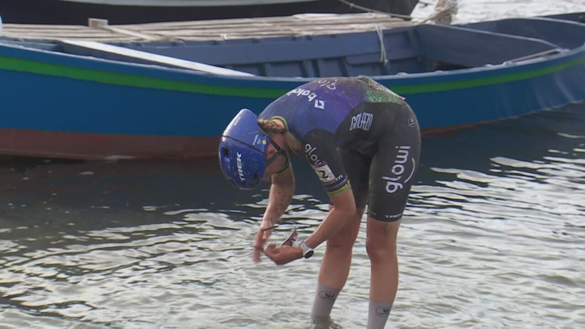 VIDEO - Lucinda Brand gaat zich na zege onmiddellijk wassen in de zee: "Ik wou me meteen opfrissen"
