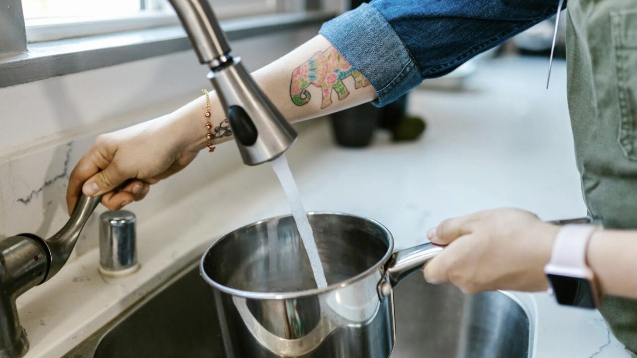 In 1 op de 4 stalen zit te veel PFAS: hoe veilig is het kraanwater in Vlaanderen?