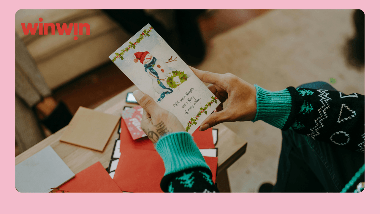 Gebruik oude postzegels en ga zelf knutselen: 5 tips om je eindejaarspost zo goedkoop mogelijk te houden