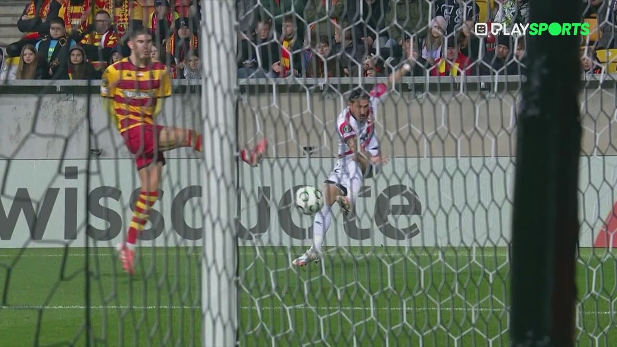 VIDEO - Was dat nu de bedoeling? Espino (Rayo) trapt van bijna aan de cornervlag in één keer binnen