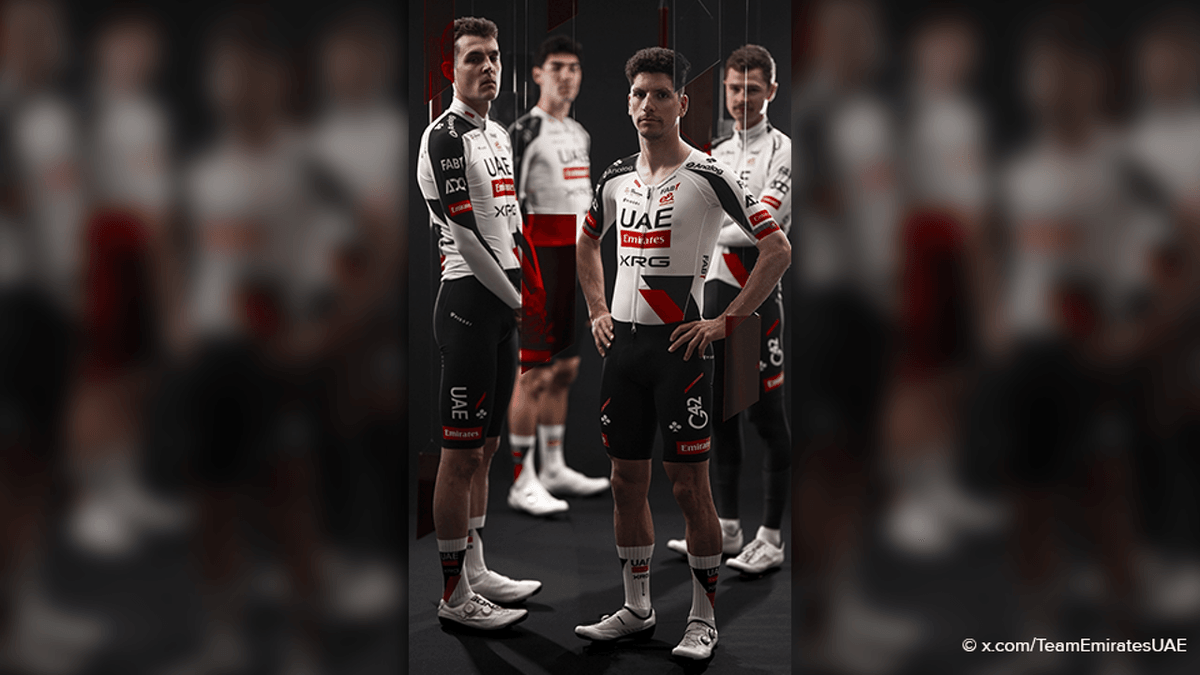 UAE kiest voor vleugje rood en zwart: dit zijn de (gelekte) wielershirts van het volgende seizoen
