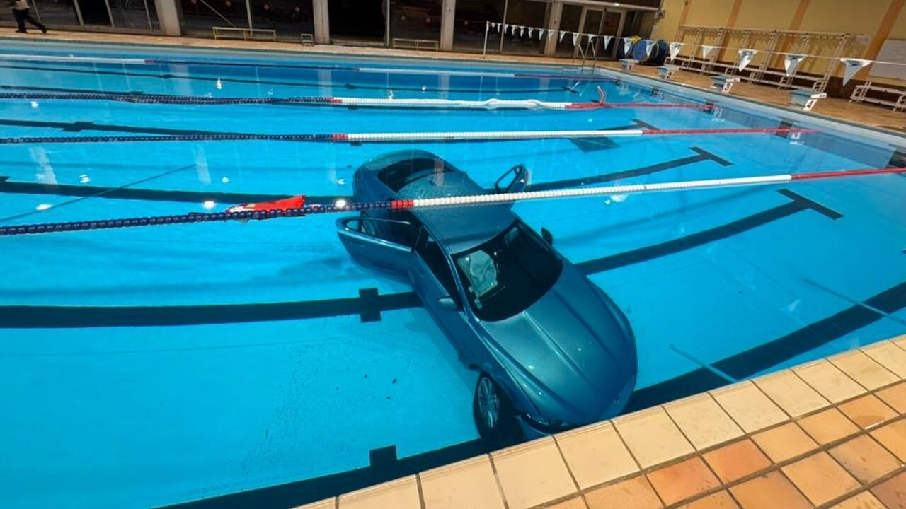 Moeder en dochter rijden met wagen zwembad binnen in Frankrijk