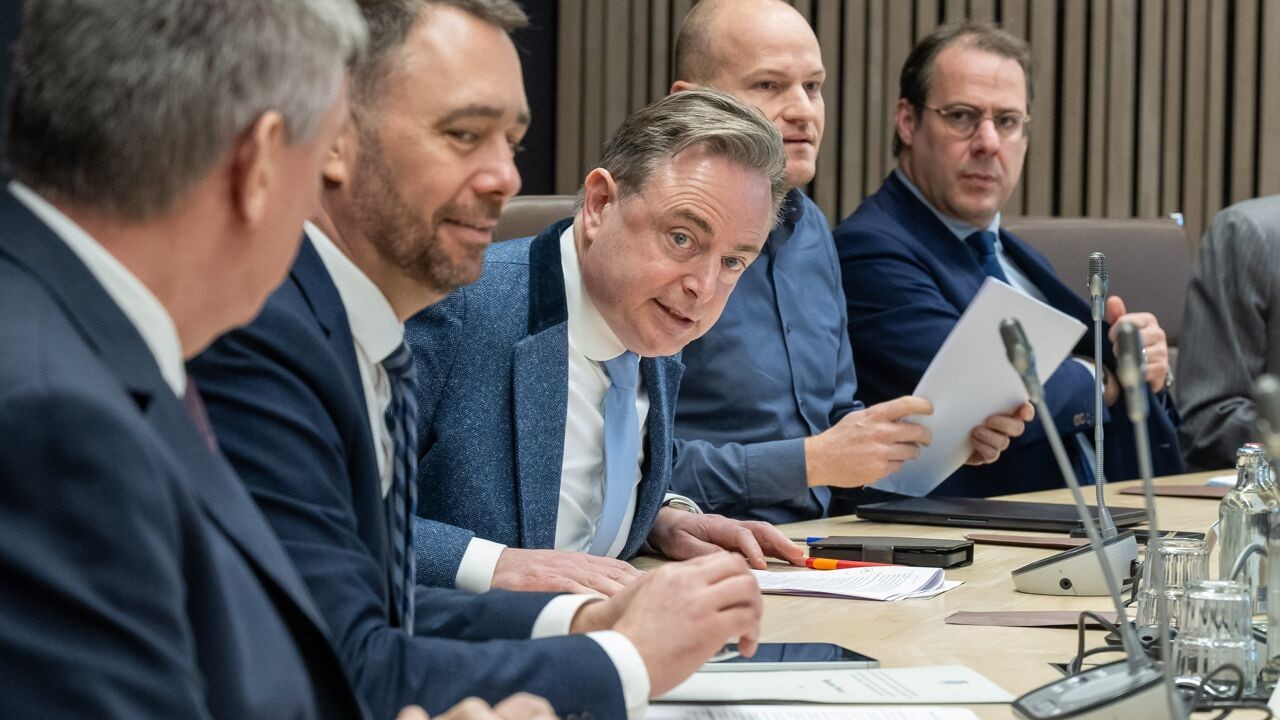 Uitstel voor hogere btw en extra accijnsverlaging voor mensen met sociaal energietarief: dit heeft regering beslist over "losse eindjes"