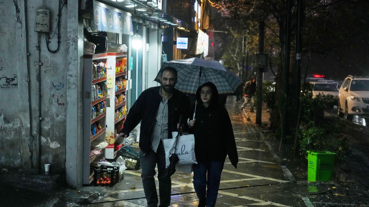 Eerste regen in Teheran na droogste herfst in halve eeuw (al zijn de problemen lang niet van de baan)