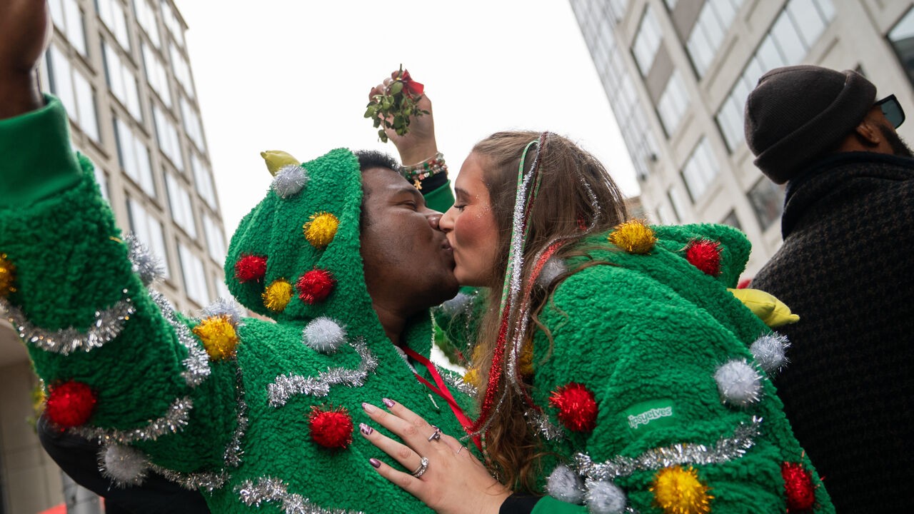 1.435 Amerikaanse koppels verbreken wereldrecord 'kussen onder de maretak'