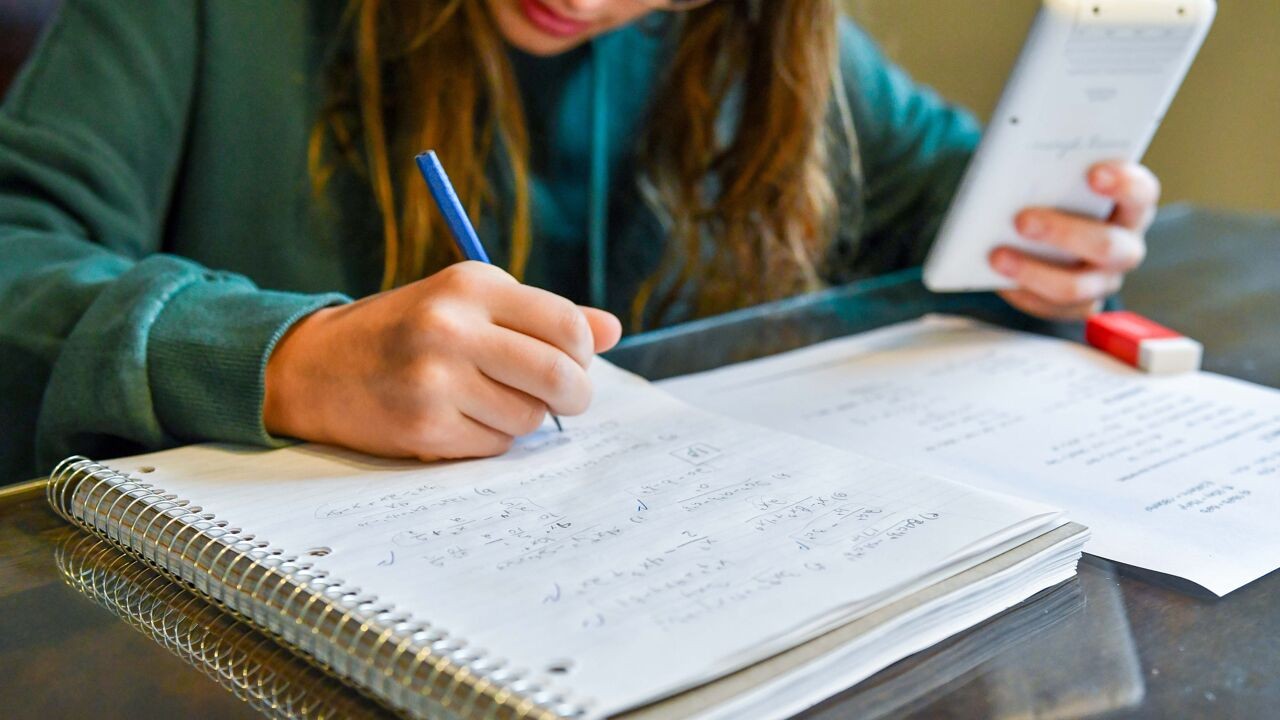 Minder pedagogische studiedagen en verplichte "zinvolle" opvang: leerlingen krijgen vanaf volgend schooljaar meer les