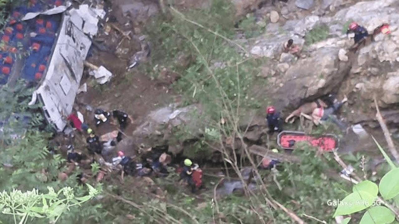 Minstens 17 doden nadat bus met scholieren in kloof stort in Colombia