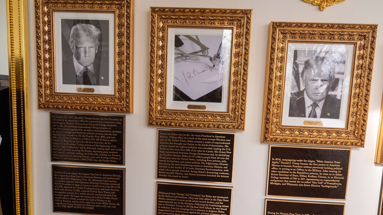 Witte Huis hangt beledigende bordjes onder portretten van (onder meer) Biden en Obama in presidentiële eregalerij