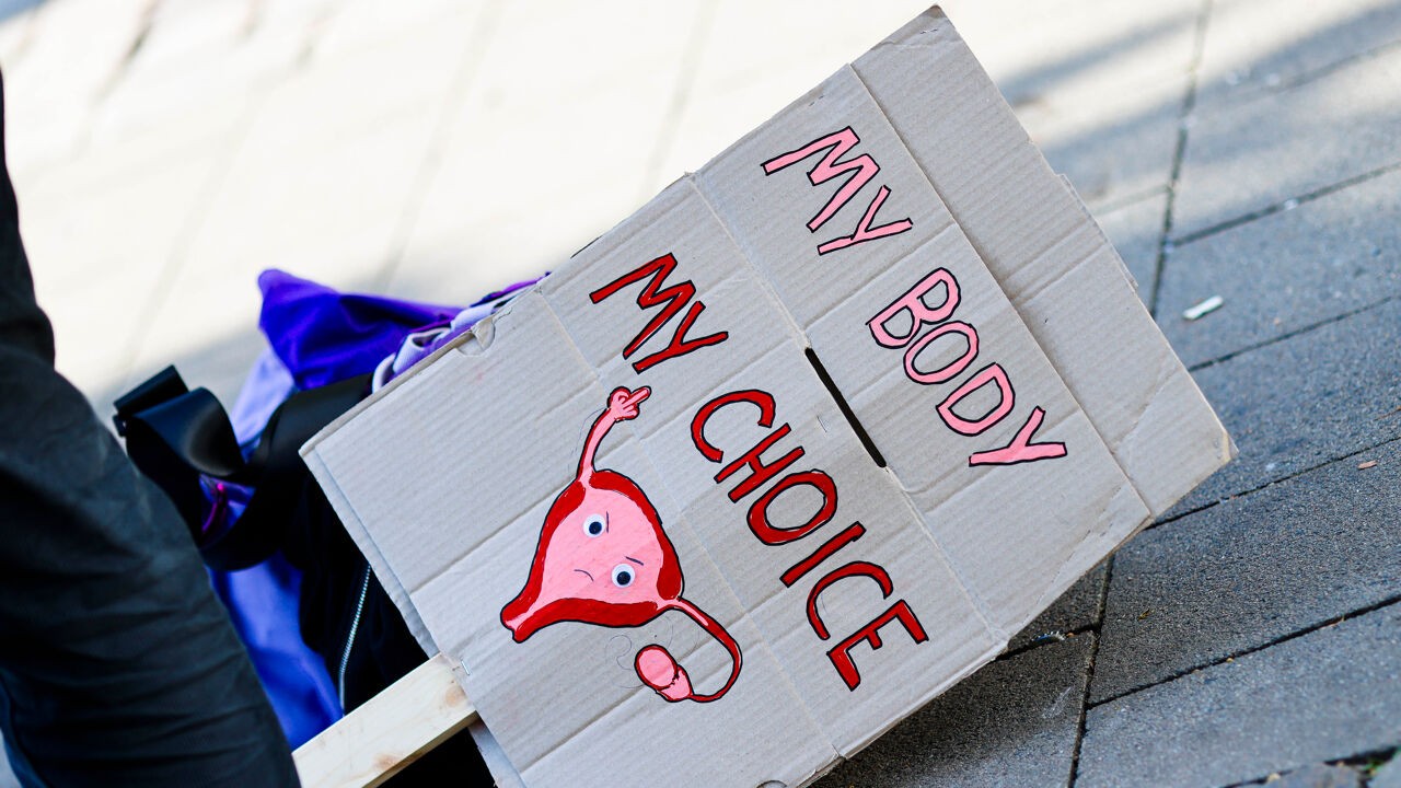 Ongewenst zwanger in streng abortusland? Europees Parlement steunt voorstel om vrouwen naar andere lidstaat te laten reizen