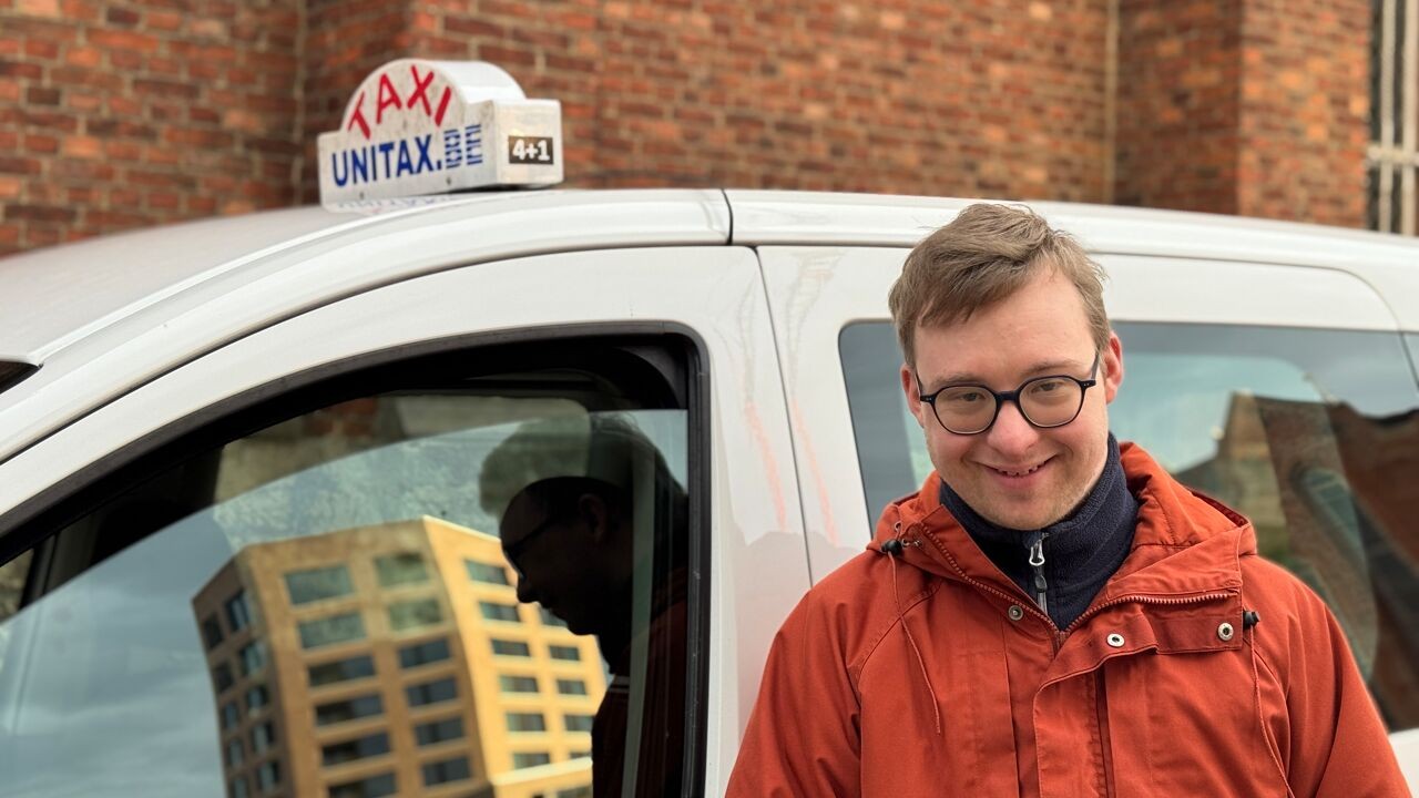 Met dank aan taxi kan Simon uit 'Down the road' toch blijven werken: "Stoppen had ik heel erg gevonden"