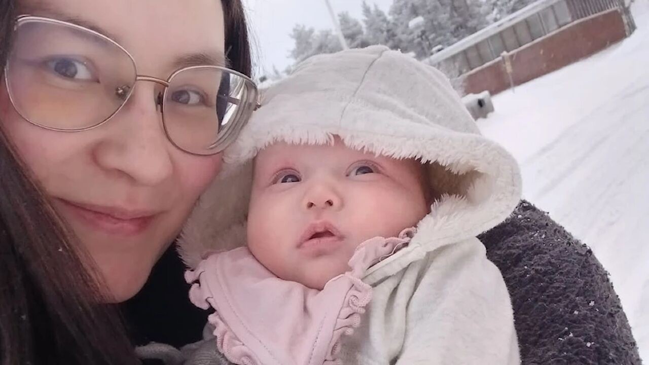 Eerste baby in 55 jaar geboren in kinderloos dorp Vettasjärvi in Zweden