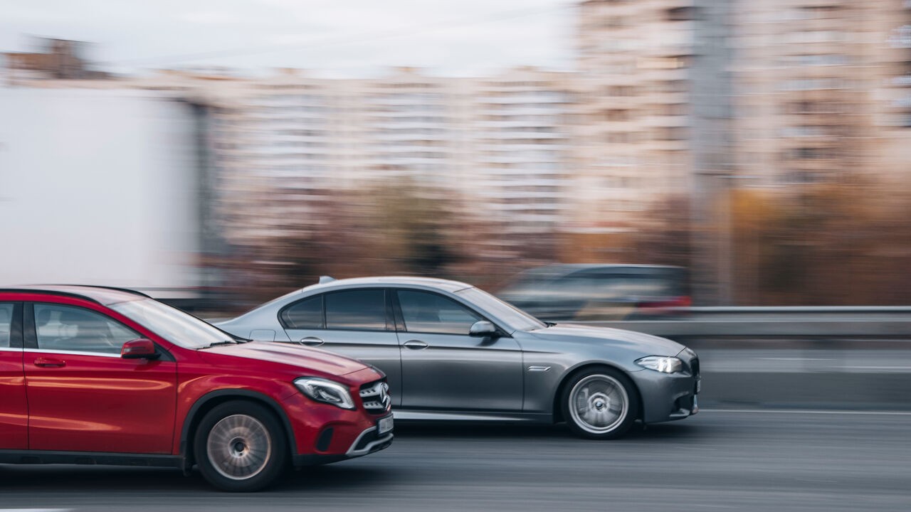 Toekomst van autosector is dan toch niet helemaal elektrisch: goed nieuws of net niet? En wat ga jij daarvan merken?