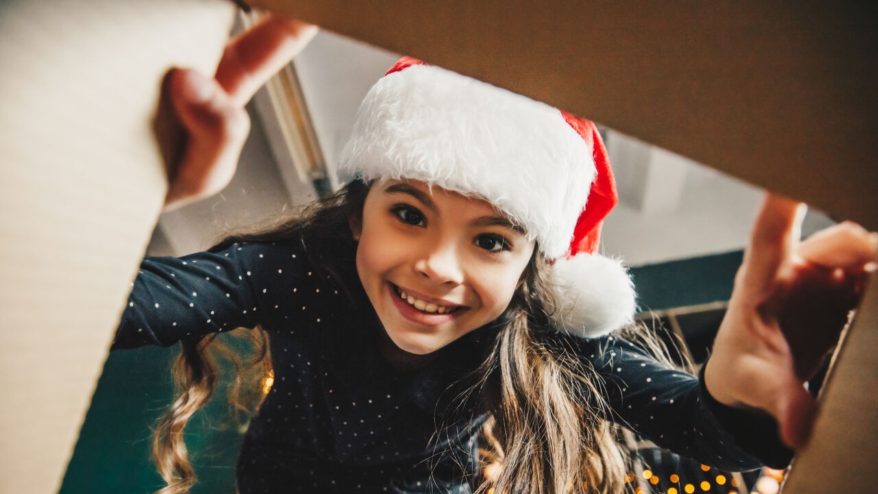 Geen verplichte knuffels en eten dat ze lusten: met deze 6 tips maak je kerst minder stressvol voor kinderen