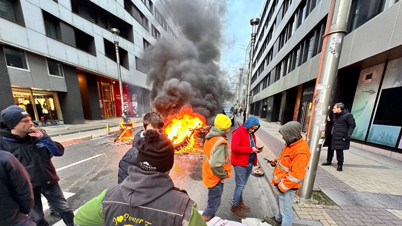 Boerenprotest op sommige plaatsen erg grimmig: waterkanon ingezet, politie bekogeld met eieren en aardappelen