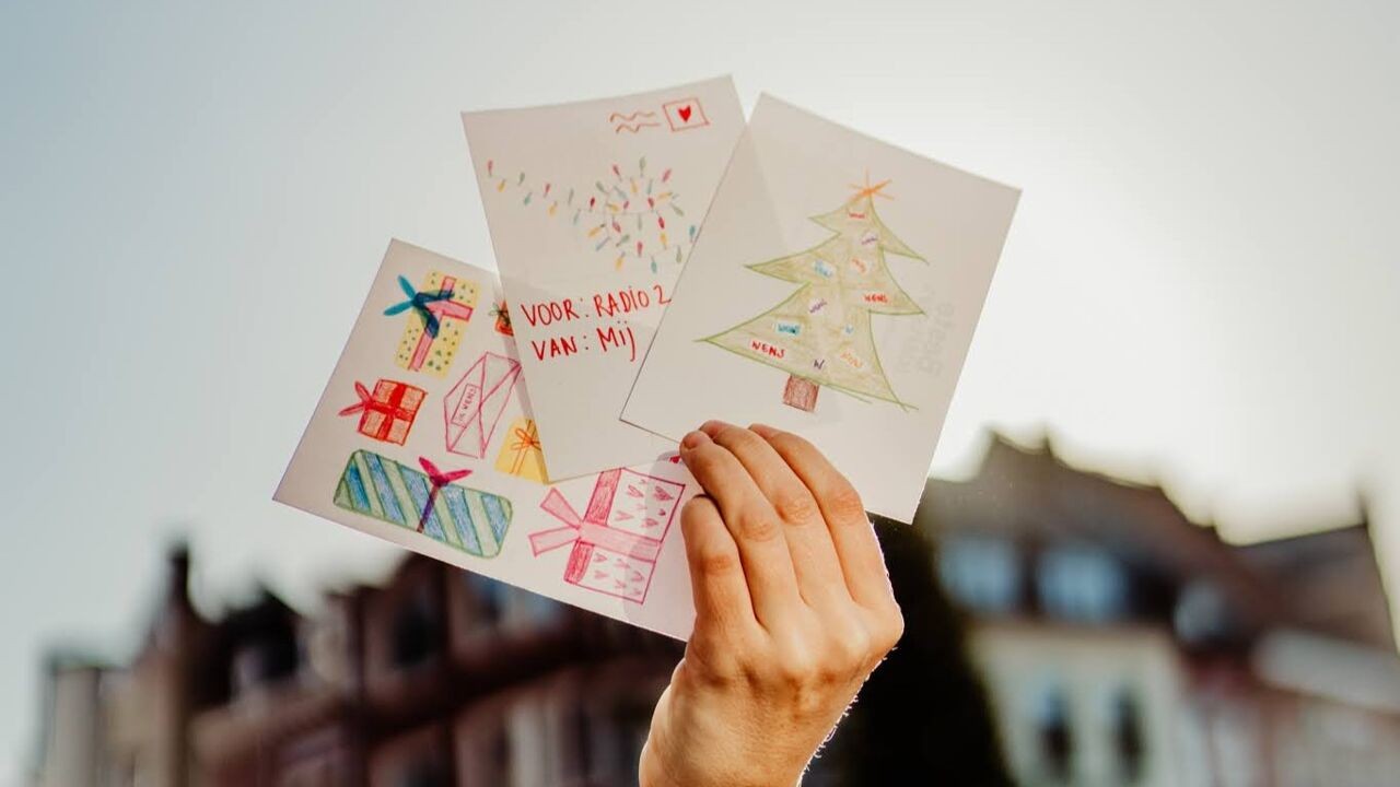 "Fijne kerst en een gelukkig nieuwjaar!": hoe lang sturen we al wenskaarten en waar komt het gebruik vandaan?