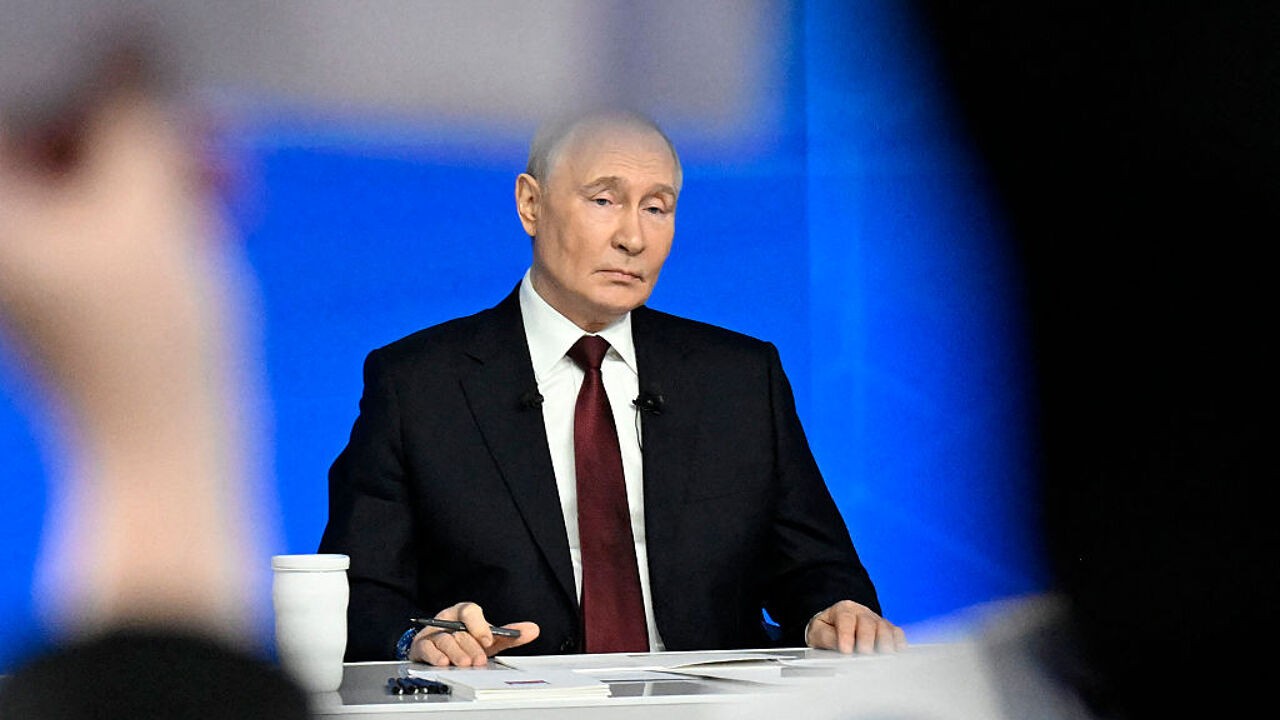 Poetin klopt zichzelf op de borst tijdens tv-interview "met meer dan 2,5 miljoen vragen"