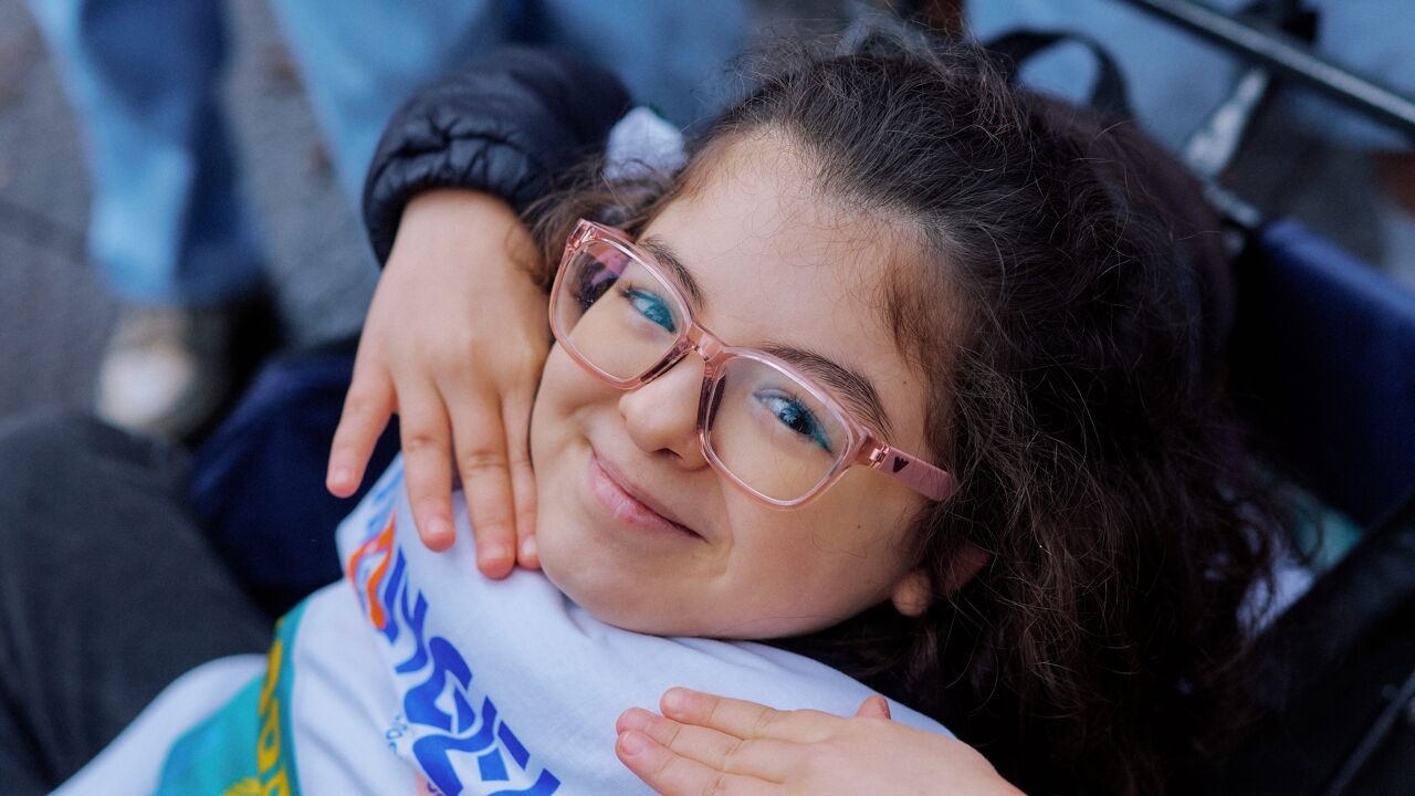 "Zoeken naar een speld in een hooiberg": waarom het voor Hafsa (11) moeilijk is een stamceldonor te vinden