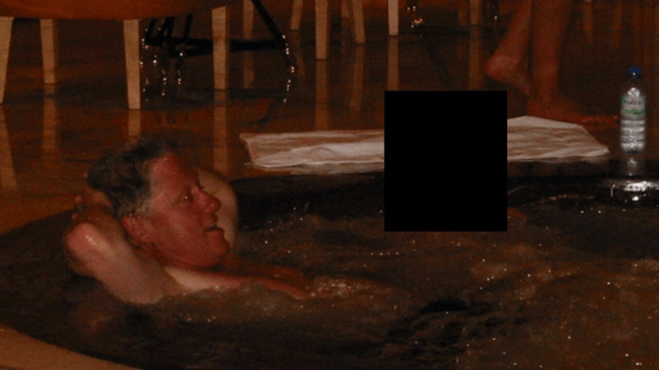 Veel foto's van oud-president Clinton die zich geviseerd voelt: wat weten we al over duizenden vrijgegeven Epstein-documenten?