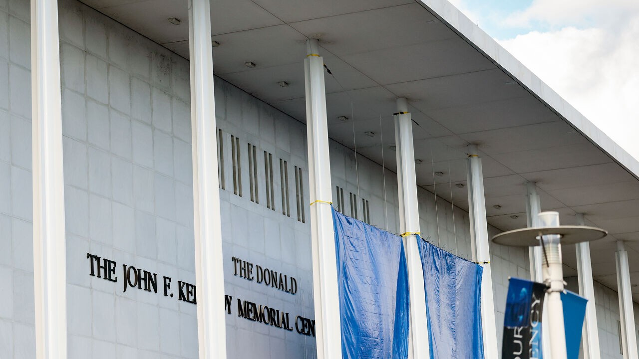 Kennedy Center eist miljoen dollar van muzikant die kerstconcert afzegde uit protest tegen Trump-naamswijziging