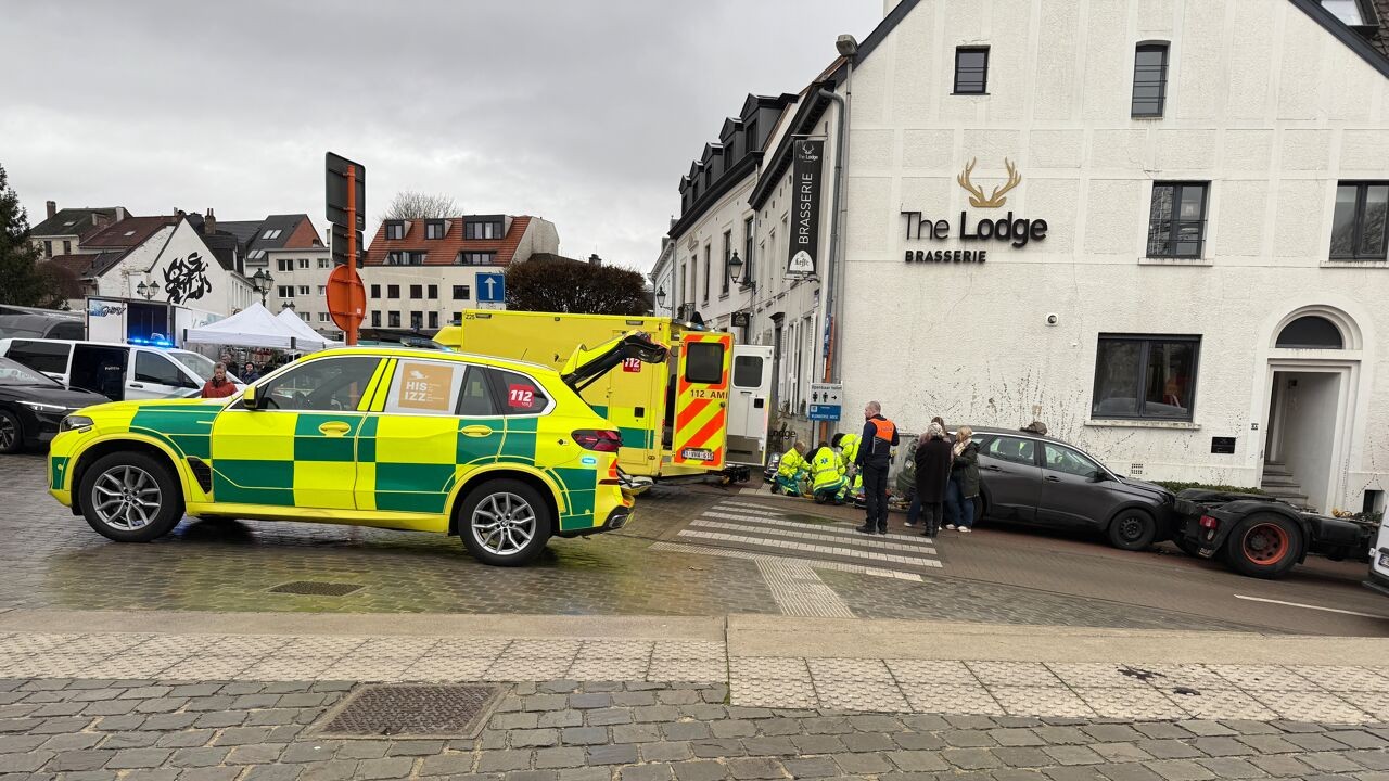 Dodelijk ongeval aan markt in Tervuren: man wordt onwel en rijdt tegen vrachtwagen