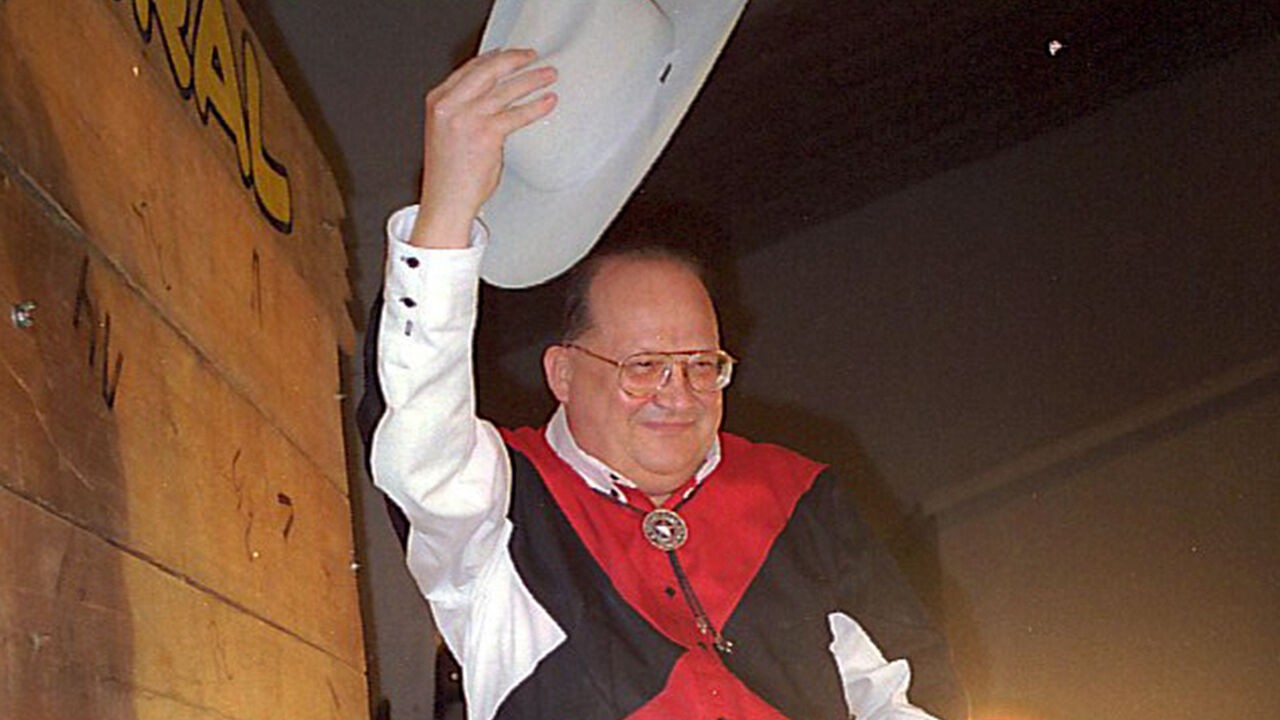 2.900 euro voor De Warmste Week: legendarische cowboyhoed van Jean-Luc Dehaene geveild