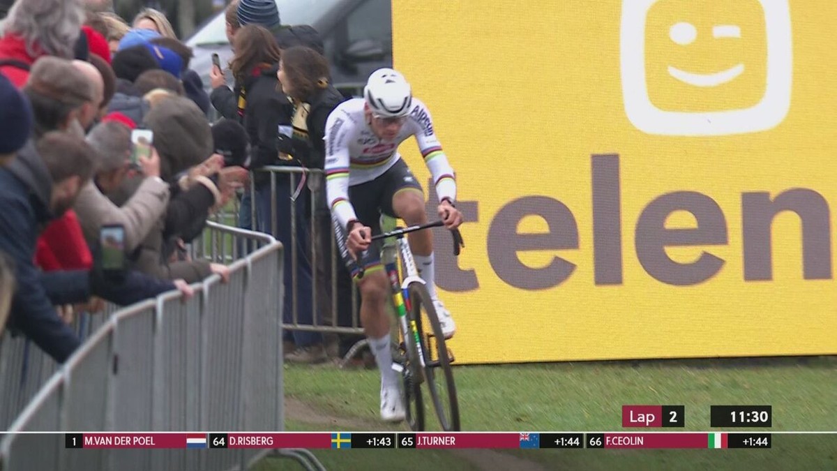VIDEO - Van der Poel rijdt op kousenvoeten weg richting zijn 2e zege van het seizoen
