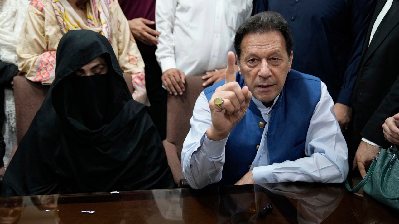 Pakistaanse oud-premier Imran Khan en zijn vrouw moeten elk 17 jaar naar de cel
