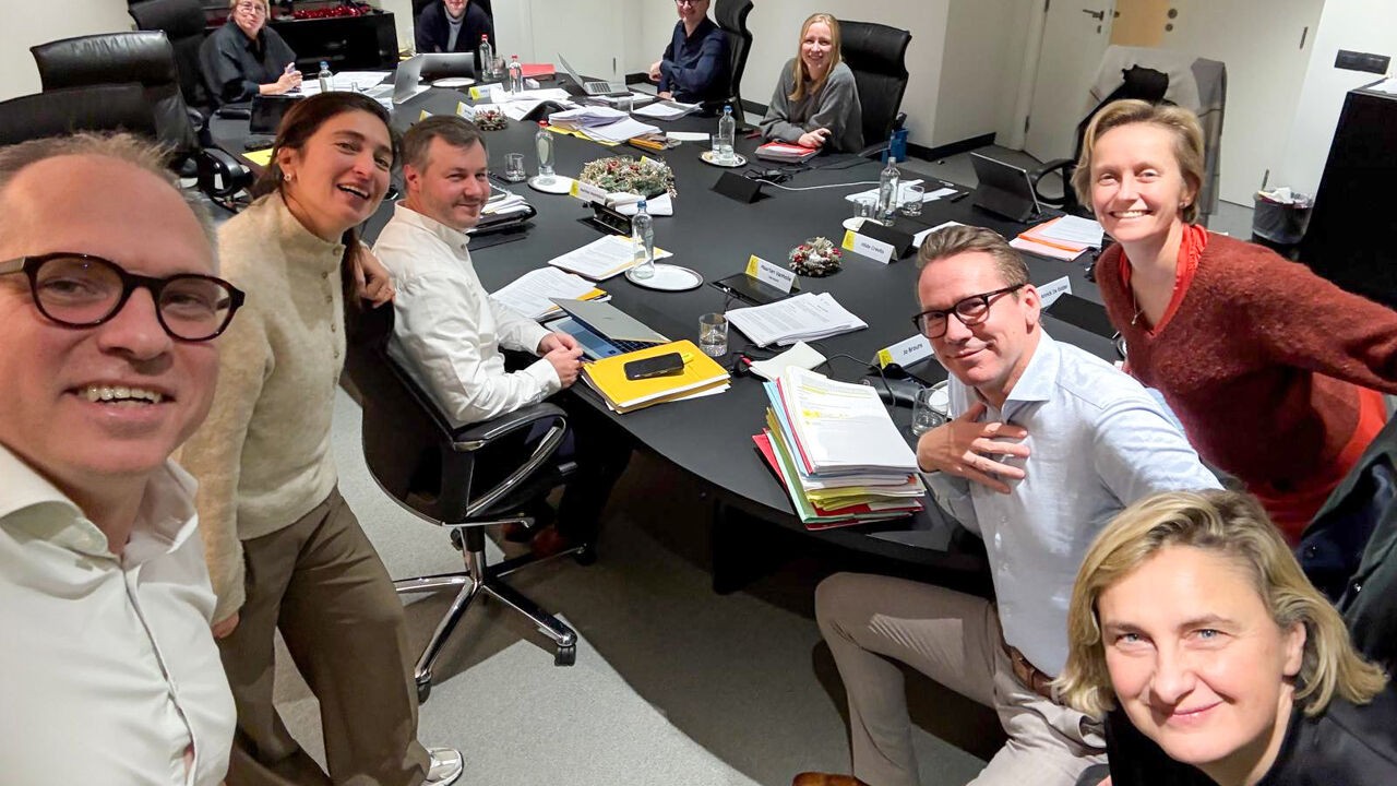 Vlaamse regering sluit 'kerstakkoord': geen sociale-mediaverbod tot 16, "vergunningenrevolutie" en noodplan sociale woningen