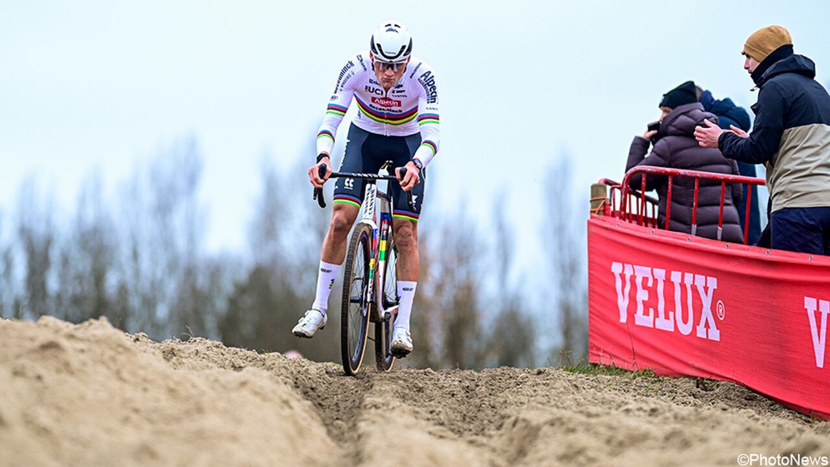 Mathieu van der Poel domineert als vanouds in Antwerpen, Wout van Aert wordt na lekke band 7e in eerste cross