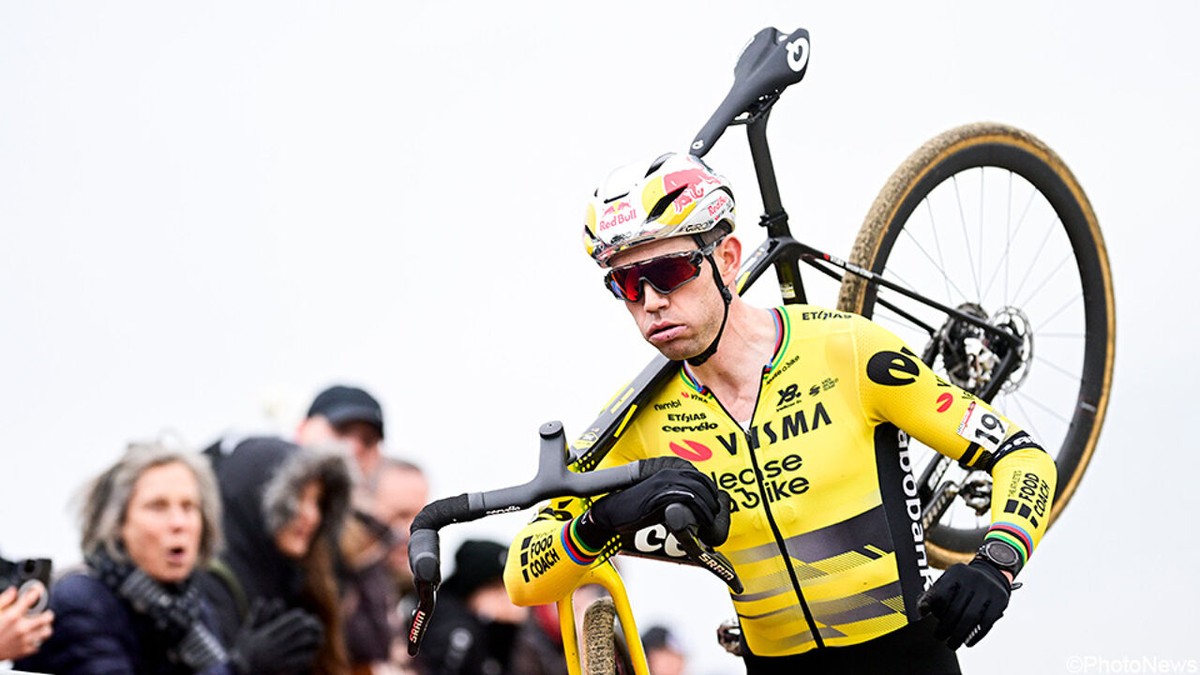 Wout van Aert baalt na lekke band: "Maar ik heb vandaag wel afgezien op een goeie manier"