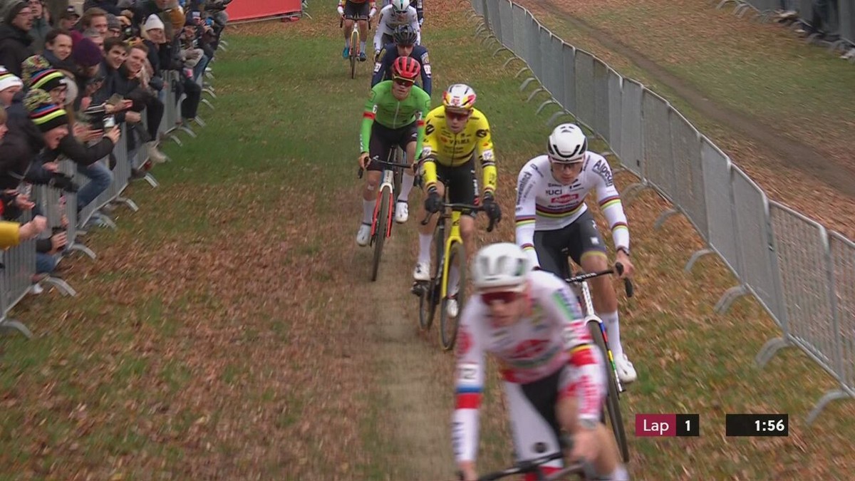 VIDEO - Wout van Aert kent een knalstart en nestelt zich meteen in het wiel van Van der Poel