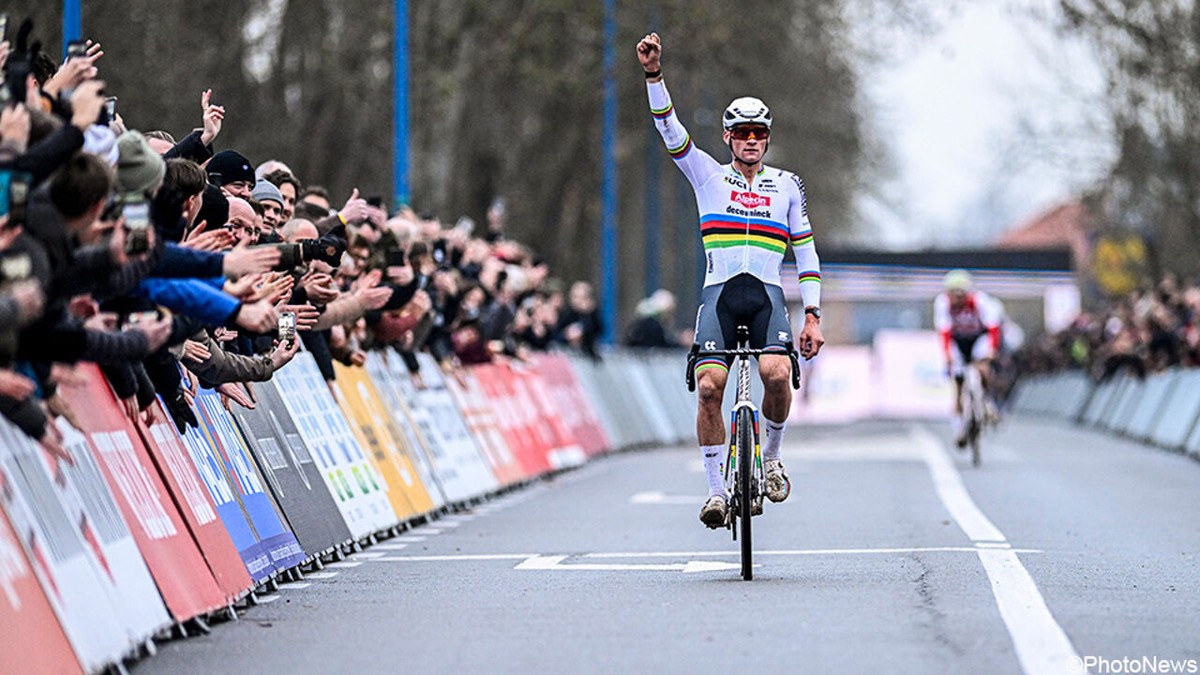 Bij zijn tweede uithaal was het prijs: Mathieu van der Poel rijdt ook in Koksijde iedereen op een zandhoopje