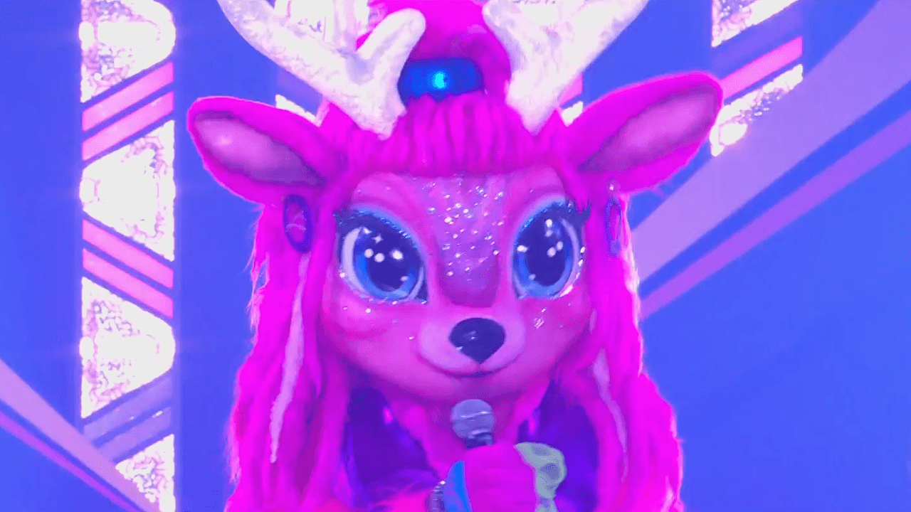 De verrassingsact van de avond: Bambi uit 'The masked singer' zingt op dak van Het Warmste Huis