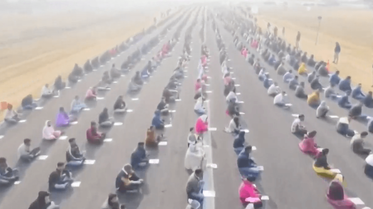 Landingsbaan in India wordt gebruikt als examenlokaal voor meer dan 8.000 kandidaat-veiligheidsagenten