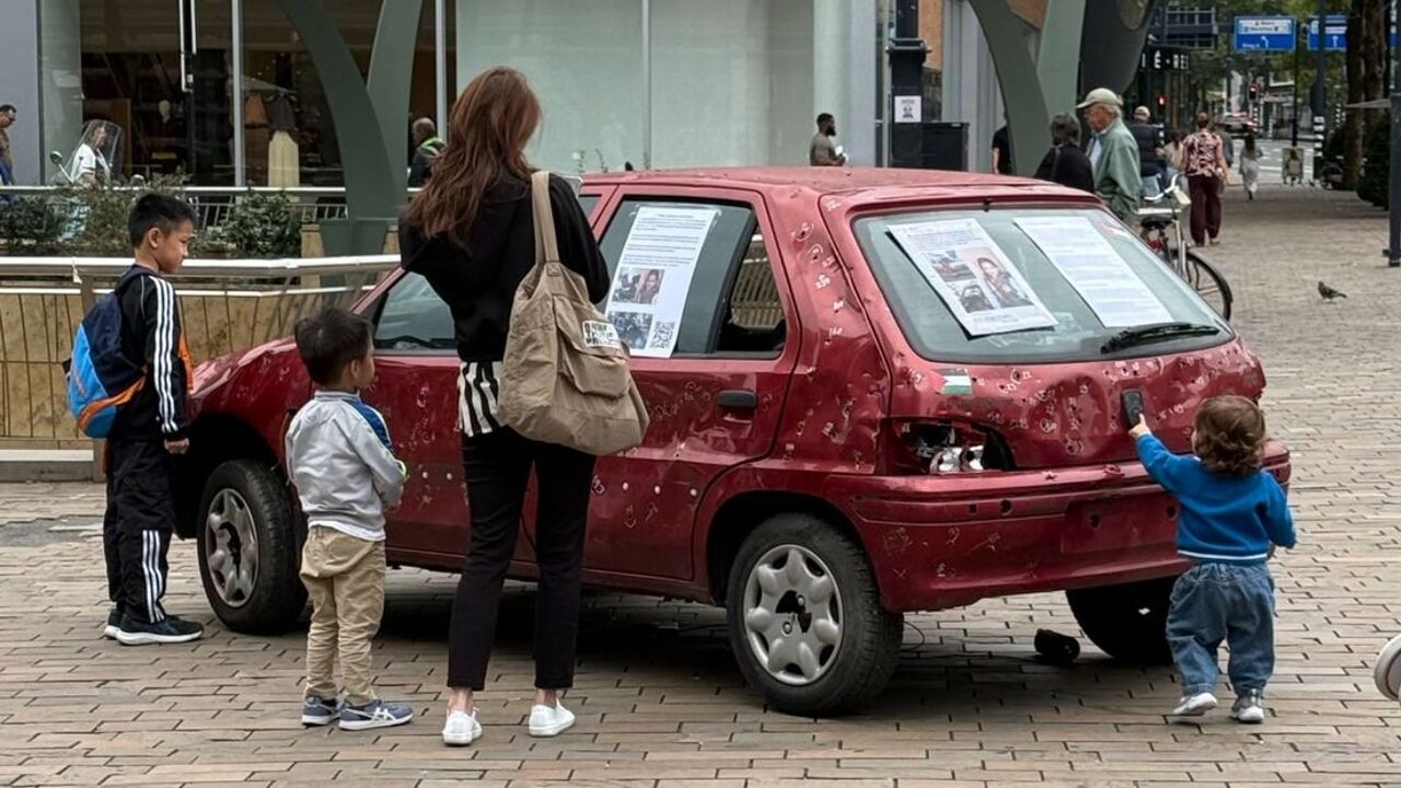 Politie in Utrecht neemt auto met kogelgaten in beslag, blijkt om kunstwerk over Gaza te gaan