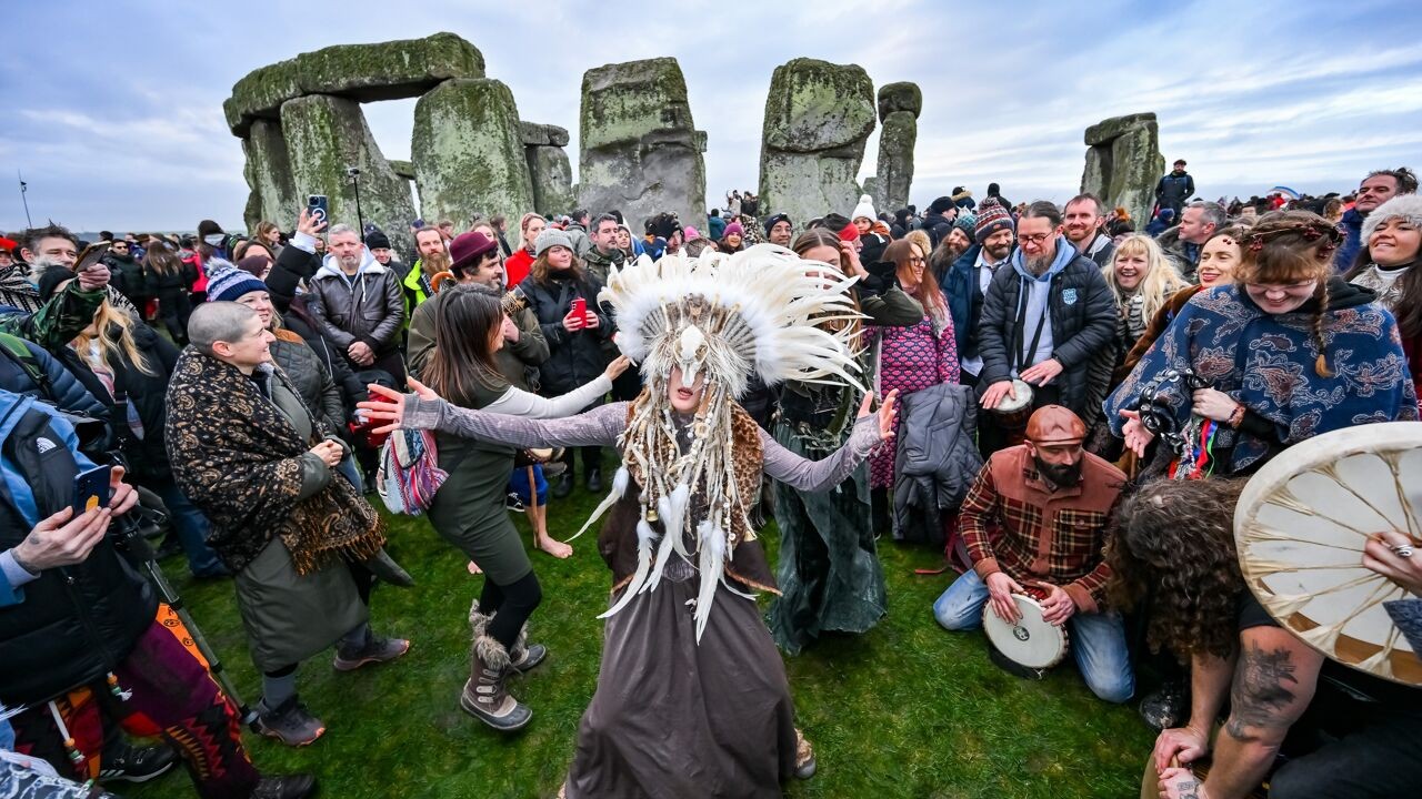 Duizenden mensen vieren winterzonnewende aan Stonehenge