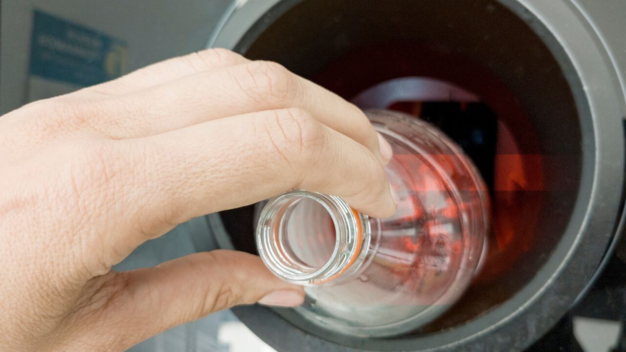 Nederlands statiegeldsysteem vooral betaald door wie plastic flesjes en blikjes vergeet in te leveren