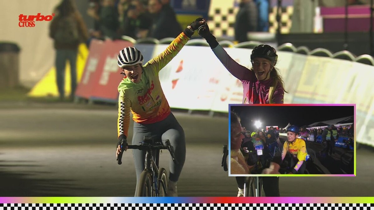 Turbo Cross: Louise Goedefroy en Steffi Mercie vieren samen na de finish, maar Myron Koops pakt de zege