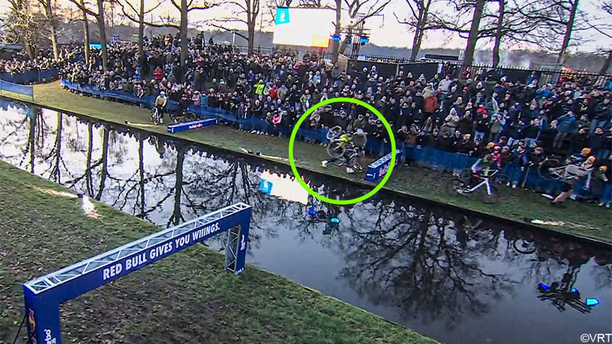 Even het goede voorbeeld geven: Wout van Aert vliegt over parcours van Turbo Cross tijdens verkenning