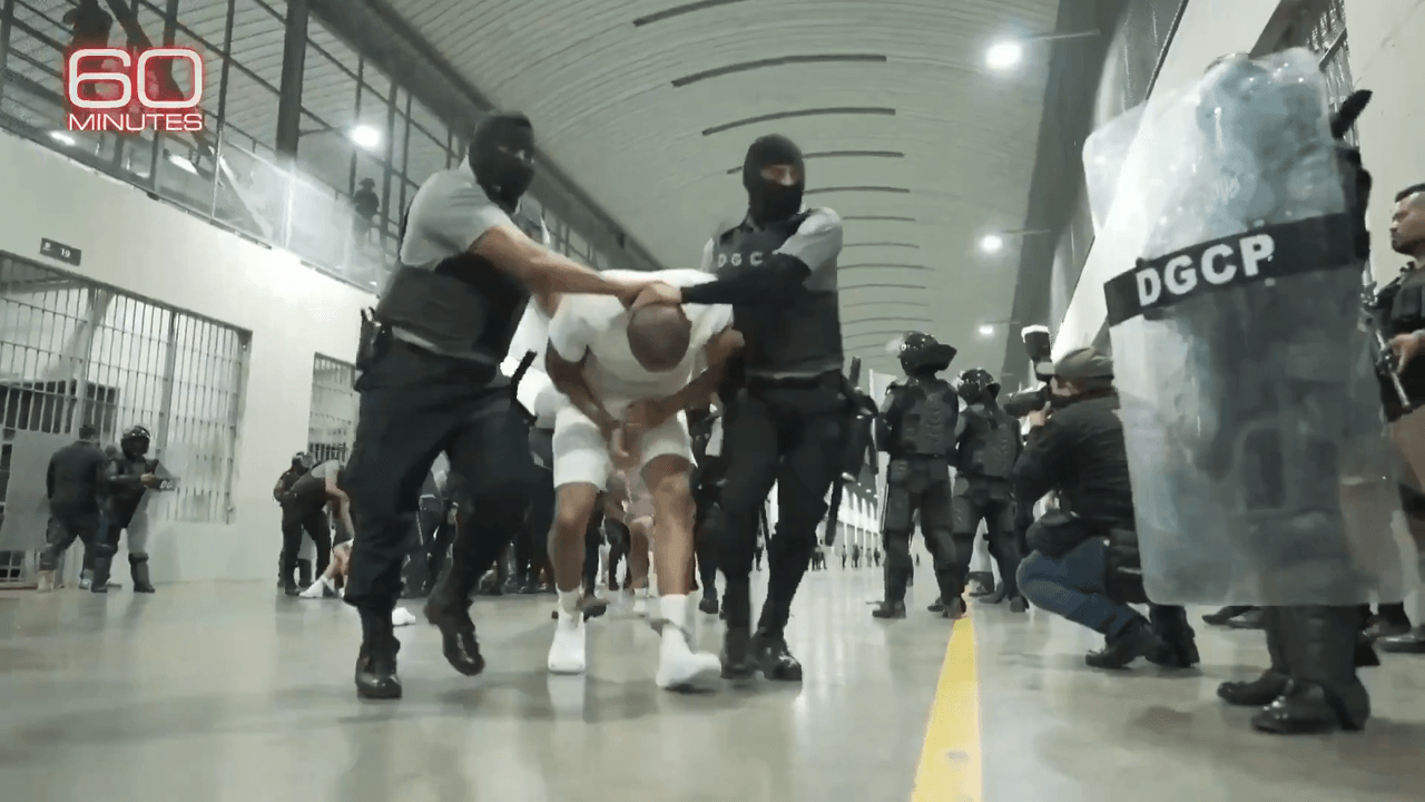 Rel bij nieuwszender CBS: aflevering over deportaties naar megagevangenis in El Salvador op laatste moment uitgesteld