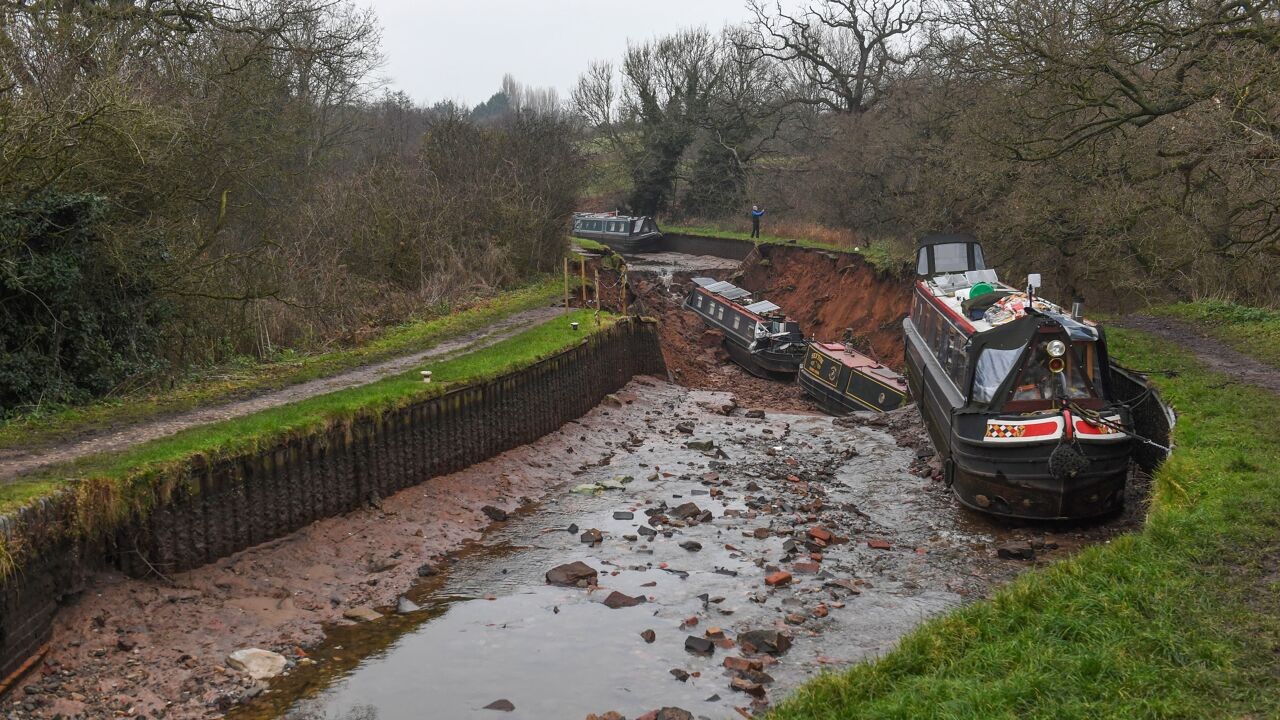 Kanaal in Verenigd Koninkrijk loopt leeg door zinkgat, woonboten liggen stuurloos op bodem
