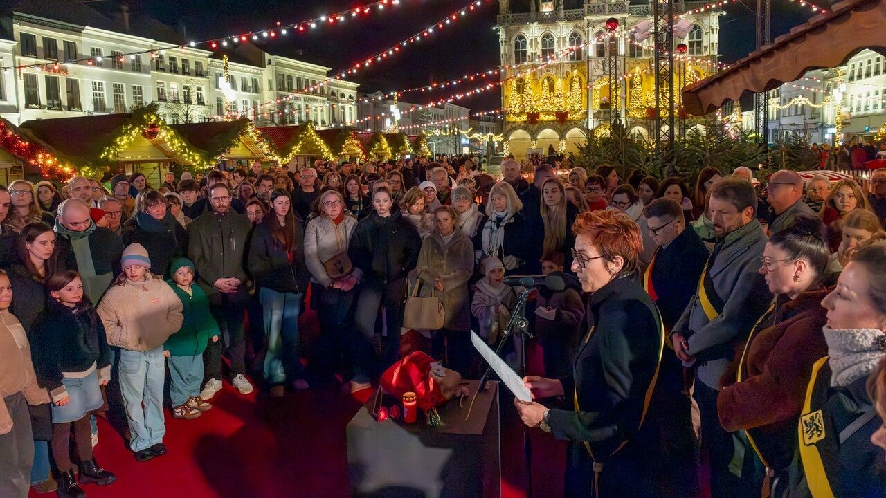 Stiltemoment in Oudenaarde voor vrouw (63) die 2 jaar geleden om het leven kwam toen kerstboom omviel