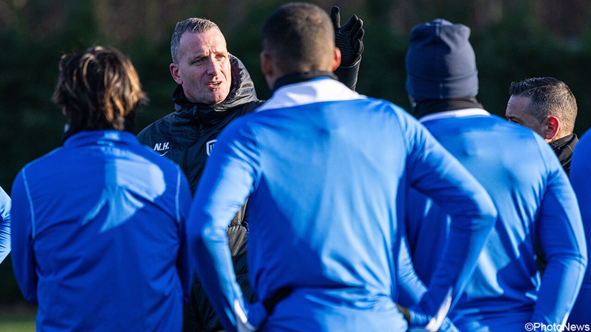 "Jullie kunnen nog een mooi seizoen hebben": Nicky Hayen wakkert vuur aan op eerste training bij KRC Genk