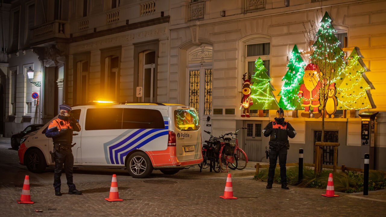Agent schiet man met mes neer in hartje Brugge