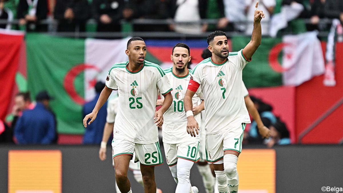 Riyad Mahrez trapt Algerije dankzij wondermooie assists naar vlotte zege